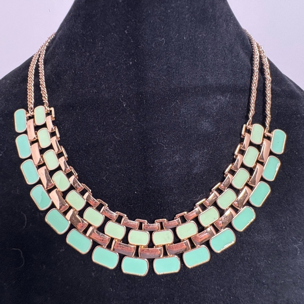 Gorgeous Vintage Inspired Gold Tone and Green Bib-Style Necklace - Picture 2 of 9